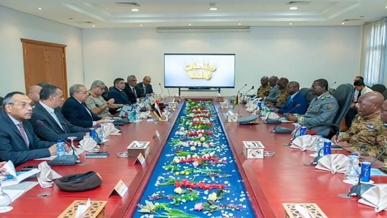 وزير الإنتاج الحربي ووزير دفاع بوركينا فاسو يتفقدا