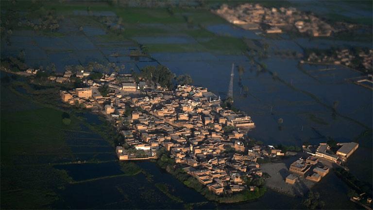 منطقة غارقة بمياه الفيضانات قرب سوكور بإقليم السند