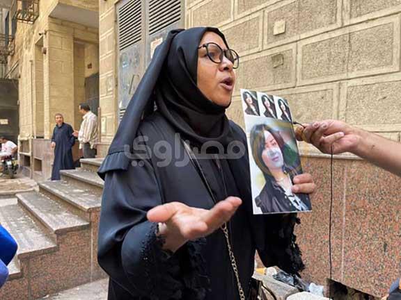 والدة الإعلامية شيماء جمال تحمل صورتها أمام المحكم