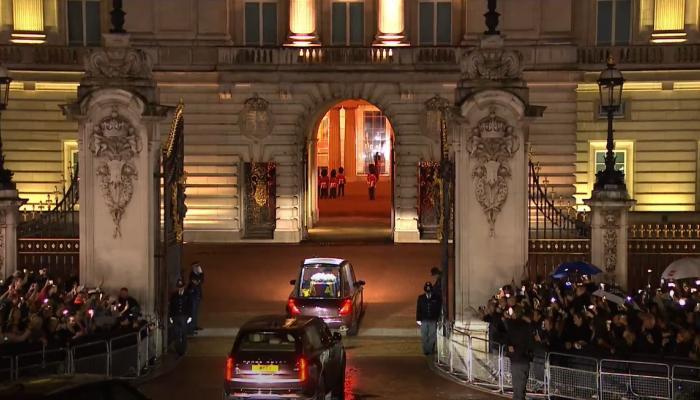 نعش الملكة إليزابيث يصل إلى قصر بكنجهام في لندن