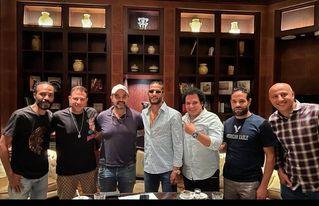 لحظة توقيع محمد رمضان