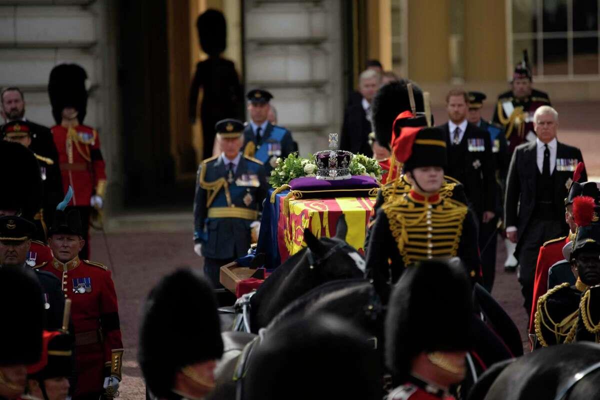 نعش الملكة إليزابيث يغادر قصر باكنجهام
