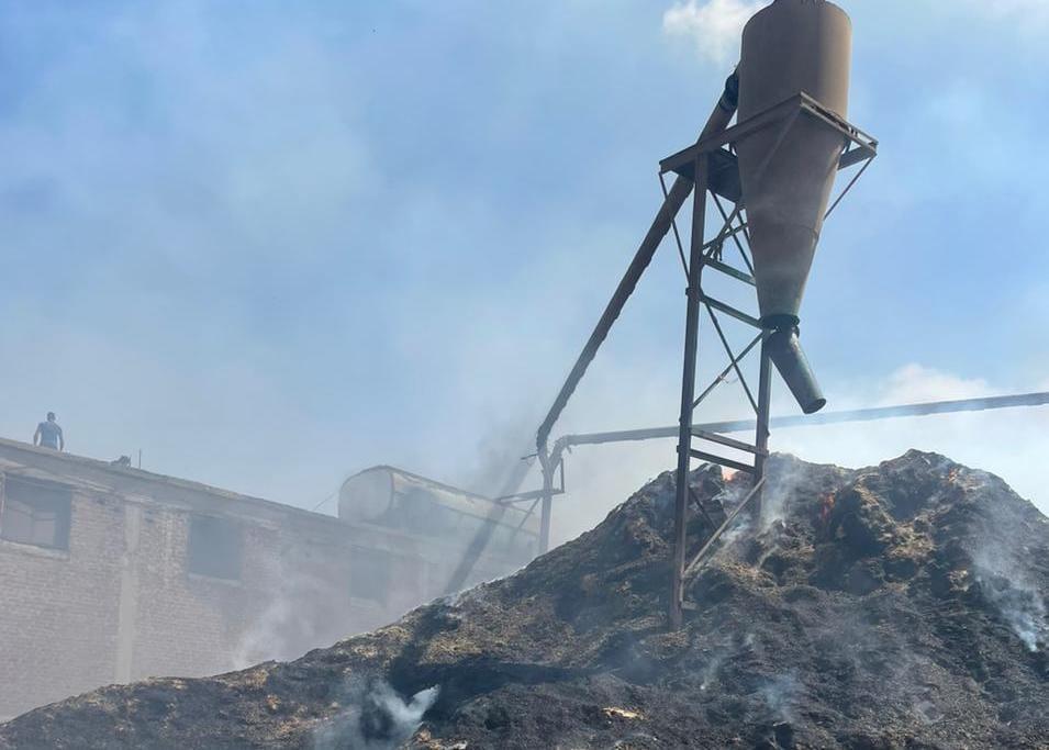 حريق مروع يلتهم مصنعين للكتان في الغربية