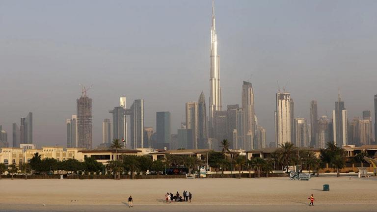 أشخاص يتجمعون على شاطئ في إمارة دبي