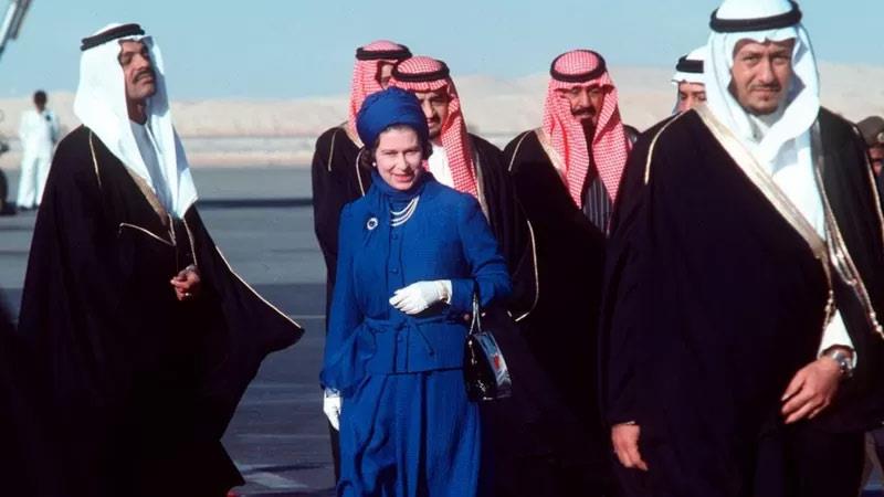 الملكة إليزابيث أثناء زيارة رسمية إلى المملكة العر