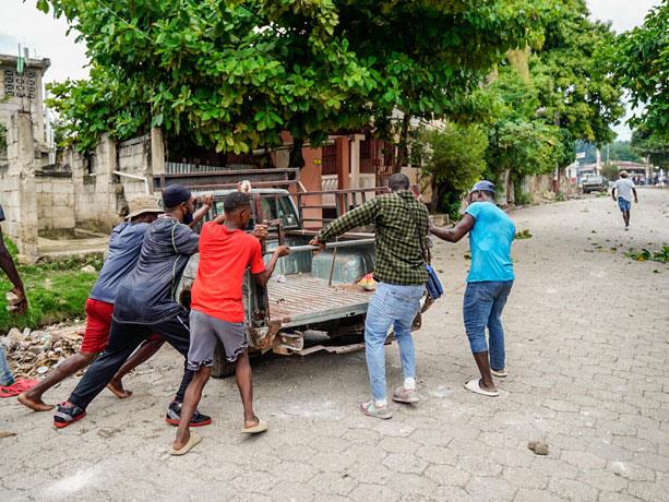 متظاهرون يستخدمون شاحنة لإغلاق شارع في جنوب هايتي