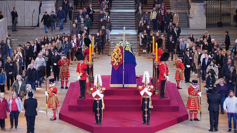 بريطانيا تستعد لتوديع الملكة إليزابيث في جنازة تار