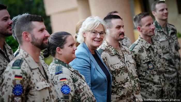 وزيرة الدفاع الألمانية كريستينه لامبرشت تزور الجنو