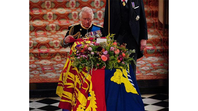 الملك تشارلز بجانب نعش الملكة إليزابيث