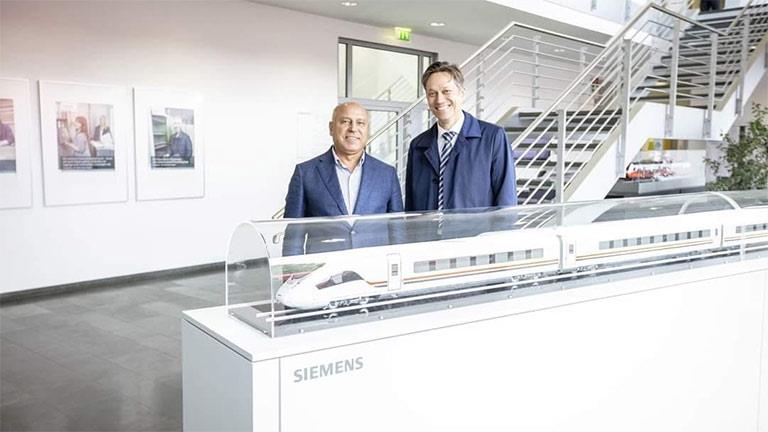 وزير النقل يتفقد مصنع سيمنز بكريفيلد الألمانية