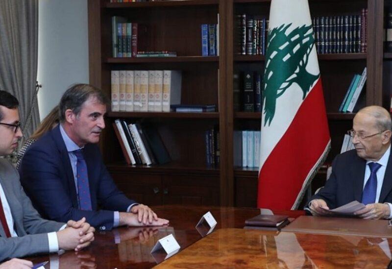 الرئيس اللبناني العماد ميشال عون مع بعثة صندوق الن