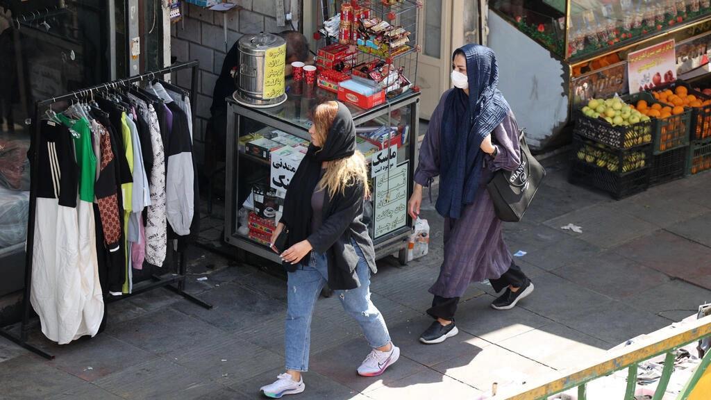 إيرانيات في أحد شوارع طهران