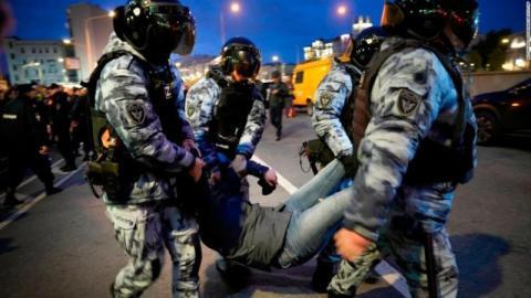 الشرطة الروسية التعامل الاحتجاجات الشعبية