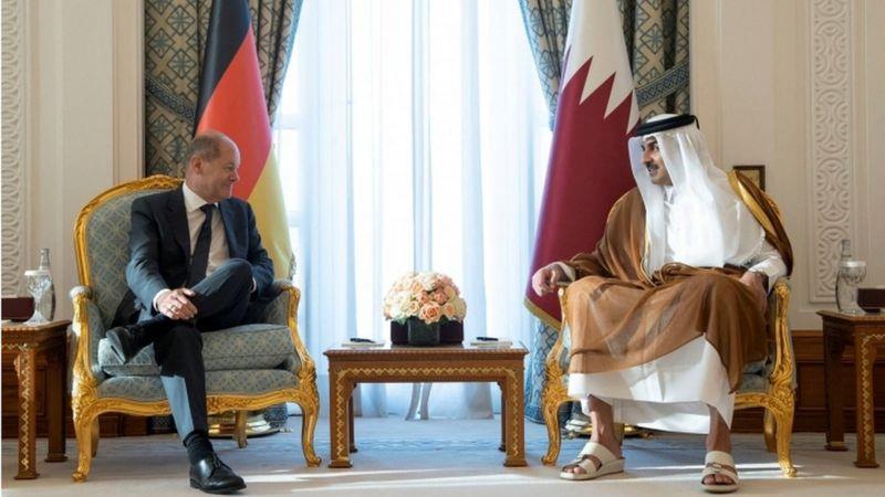 أمير قطر الشيخ تميم بن حمد آل ثاني والمستشار الألم