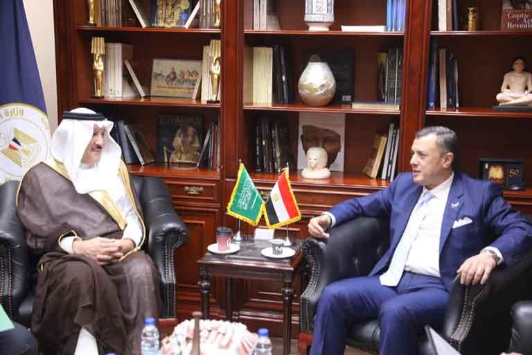 وزير السياحة يستقبل سفير المملكة العربية السعودية