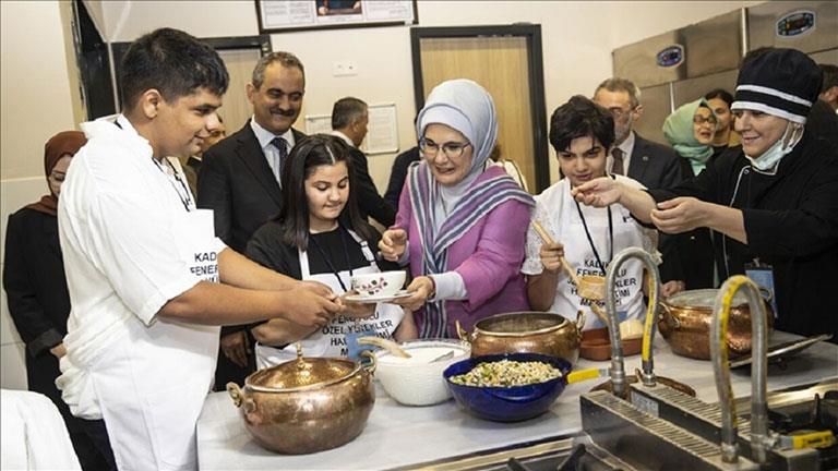 زوجة أردوغان تفتتح أول مركز تدريب لذوي الإعاقة