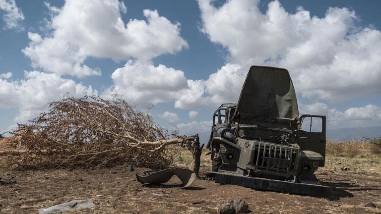 شاحنة عسكرية مدمرة تعود لمتمردي تيغراي متروكة في ح