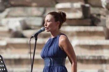 المغنية اليونانية أناستازيا زانيس