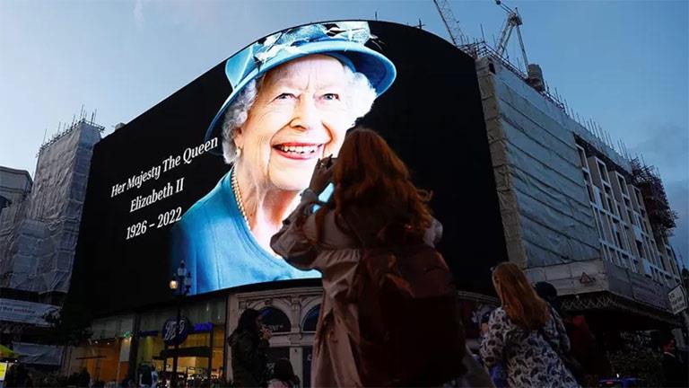 البريطانيون يودعون الملكة إليزابيث