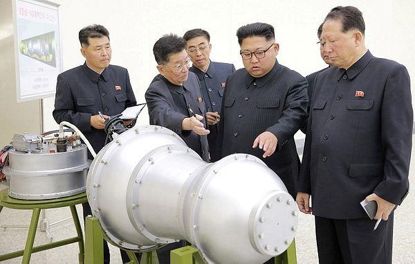 زعيم كوريا الشمالية في إحدى المنشآت النووية لبلاده