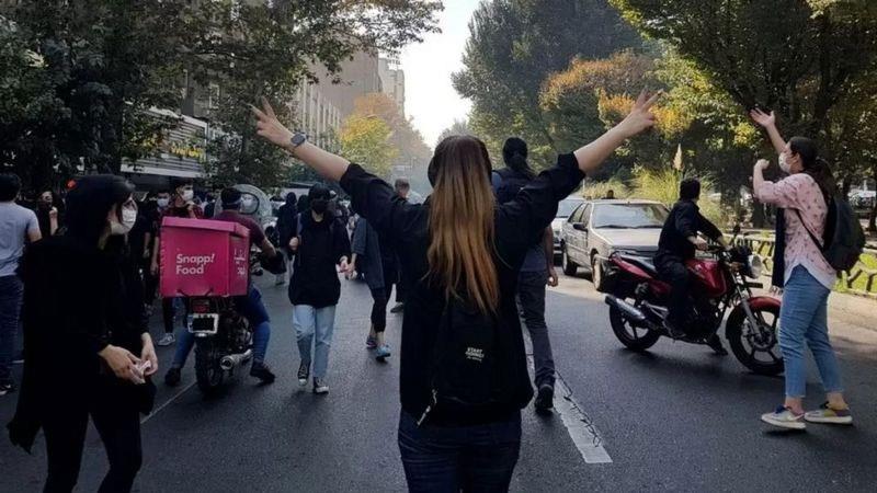 حشود من المحتجين في إيران كانوا يرددون الموت لخامئ