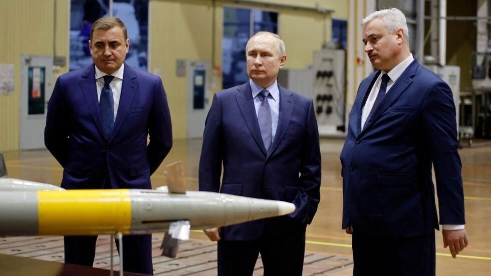 الرئيس الروسي فلاديمير بوتين يزور مصنعا عسكريا في 