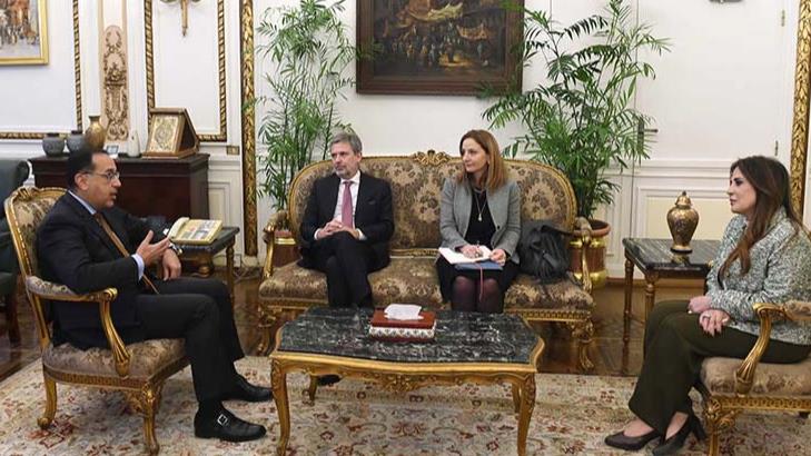 رئيس الوزراء يلتقي السفير الإيطالي بمصر