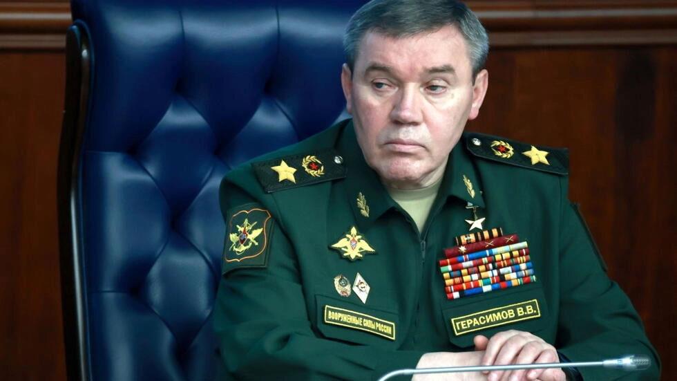 الجنرال فاليري غيراسيموف في اجتماع لمجلس وزاة الدف