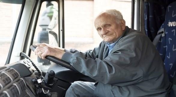 عمره 90 عاما.. سائق شاحنة يعمل 12 ساعة يوميا لهذا 