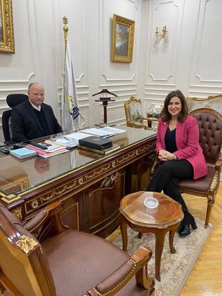 دينا عبدالكريم مع محافظ القاهرة