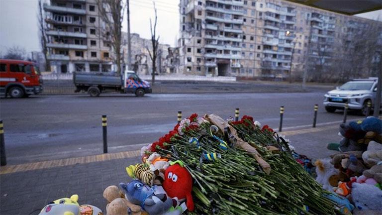 باقات ورد تكريما لضحايا القصف الروسي على مبنى في د