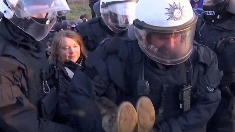 الشرطة الألمانية تحمل الناشطة غريتا ثونبرغ أثناء ا