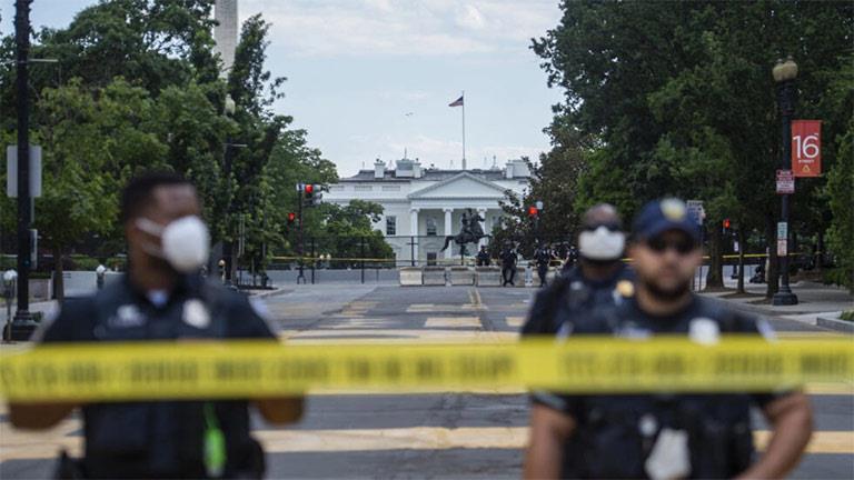 عناصر شرطة يقفون قرب محيط البيت الأبيض 
