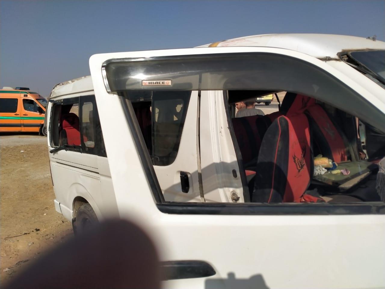 حادث انقلاب سيارة ميكروباص على الطريق الصحراوي 