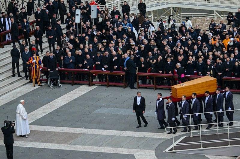 مراسم جنازة البابا بنديكت السادس عشر