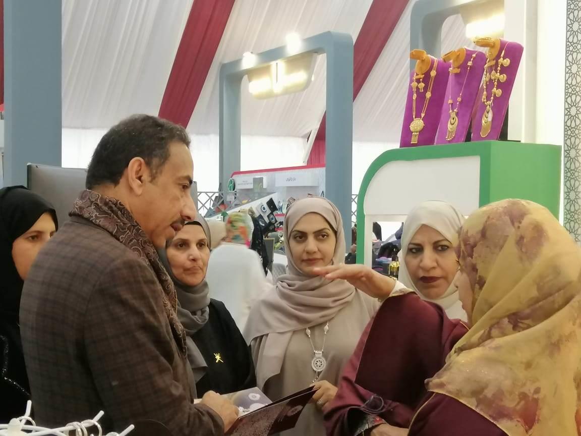 سفير عمان يزور المعرض العربي للأسر المنتجة بيت الع