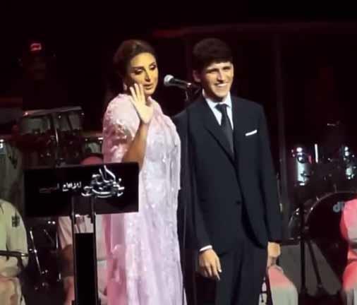 أنغام ونجلها عبد الرحمن من حفل الكويت.PNG 1