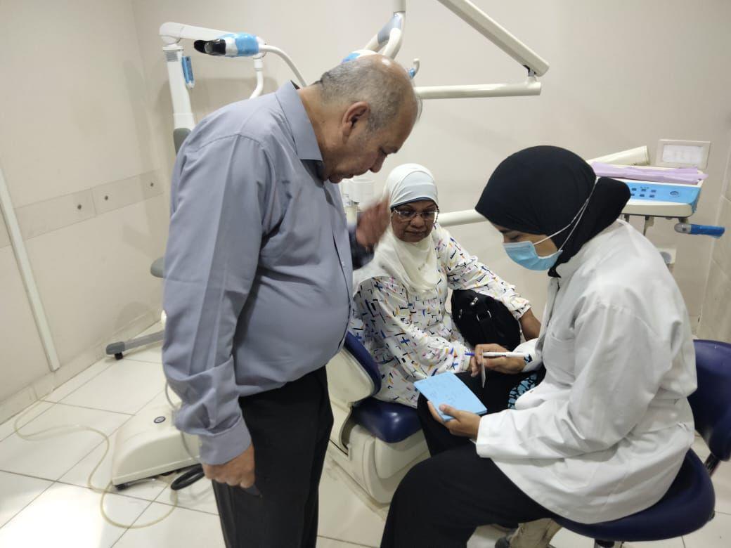 جانب من عمليات الكشف الطبي لقافلة أسنان القاهرة 