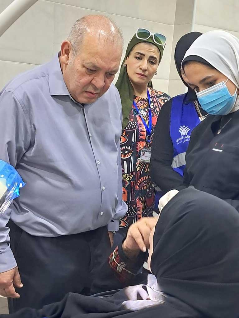 جانب من عمليات الكشف الطبي لقافلة أسنان القاهرة