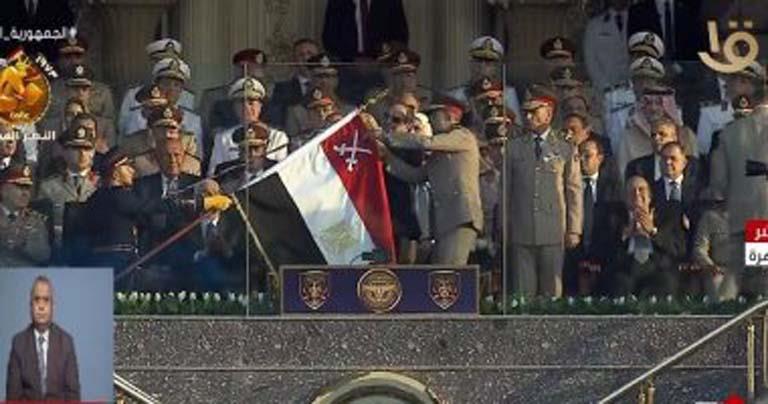 الرئيس السيسي يصدق على منح علم القوات المسلحة وسام