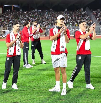 لاعبو منتخب الجزائر يدعمون فلسطين