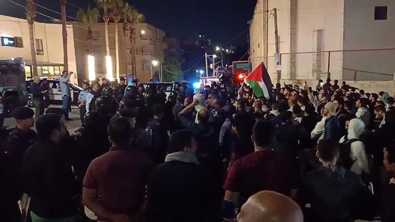متظاهرون يحاولون اقتحام السفارة الإسرائيلية في عمّ