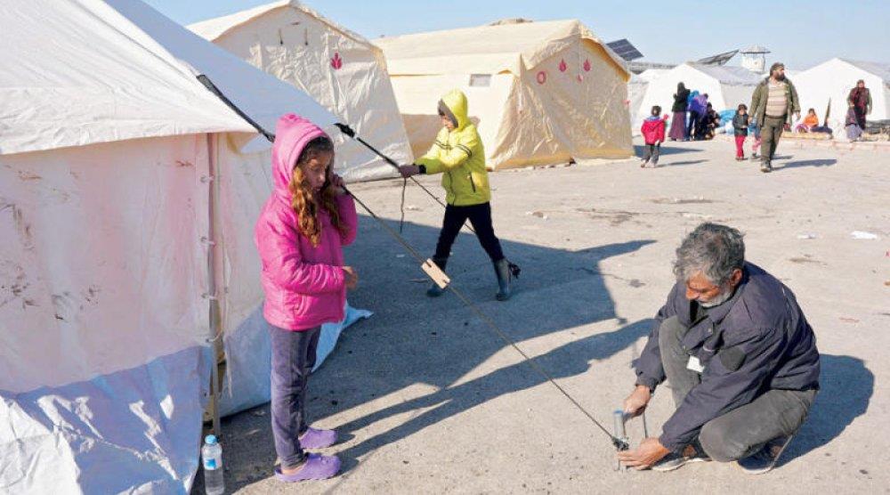 النازحون يقيمون أول معسكر من الخيام في غزة