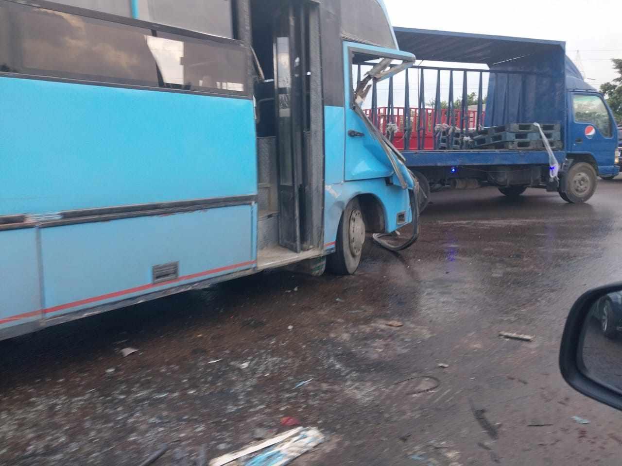 إصابة 9 عمال نظافة في حادث تصادم على الطريق الصحرا