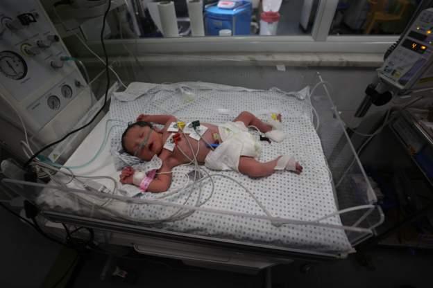 ولادة طفلة بعد استشهاد والدتها في قصف إسرائيلي