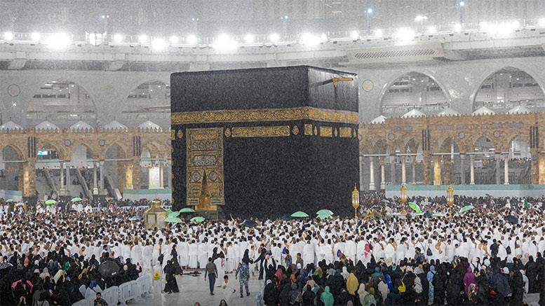 أجواء إيمانية تحت المطر بالمسجد الحرام