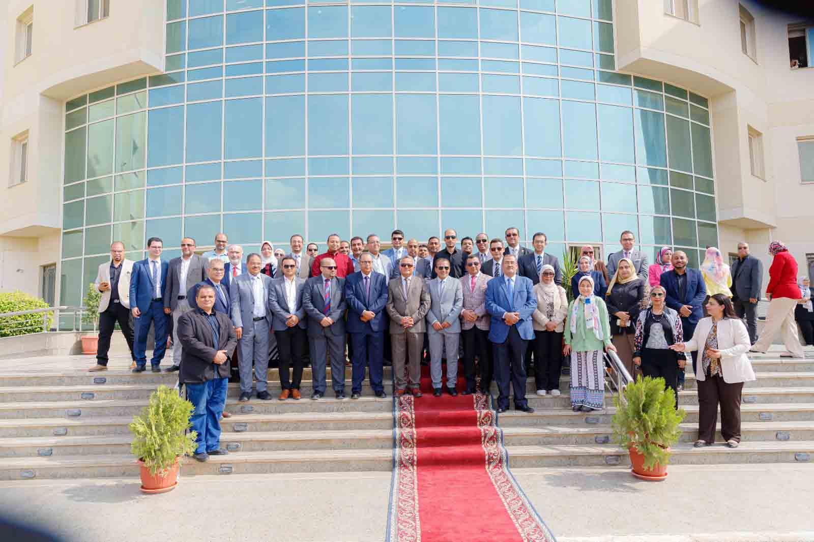 رئيس الجامعة والنواب وعمداء الكليات عقب تحية العلم