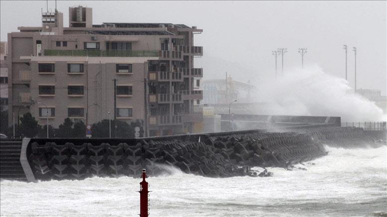 موجات تسونامي ضربت السواحل اليابانية عقب الزلزال