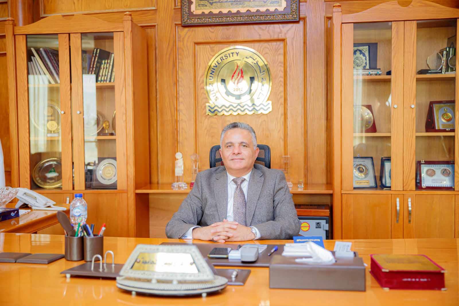 الدكتور أشرف حنيجل رئيس جامعة السويس 