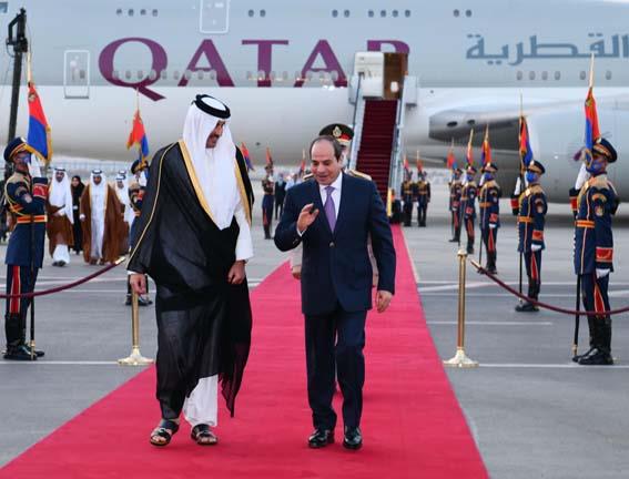 لحظة استقبال الرئيس السيسي أمير قطر بمطار القاهرة